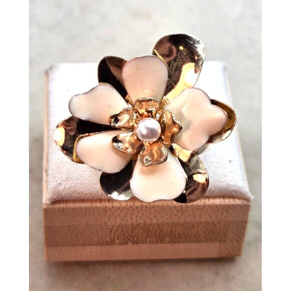 Gold Tone Flower Ring With Enamel Petals & Faux Pearl Center Size 7 - Picture 4 of 5